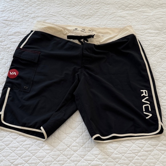 RVCA Men's Black and Cream Board Shorts - Picture 1 of 6